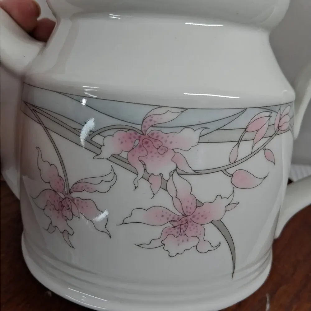 Royal Doulton Mayfair Lambethware Fresh Flowers LS1052 Teapot with Lid 1983‎